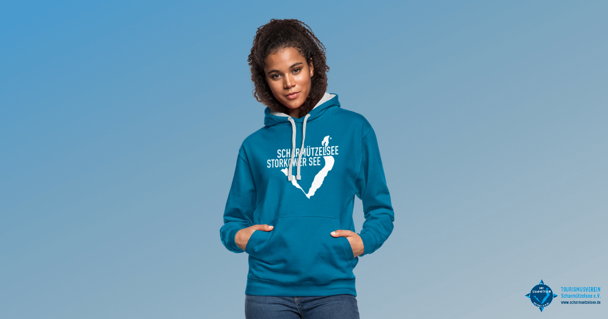 Model mit Hoodie