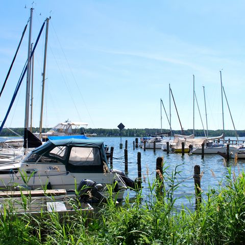 Boote liegen in der Marina in Wendisch Rietz
